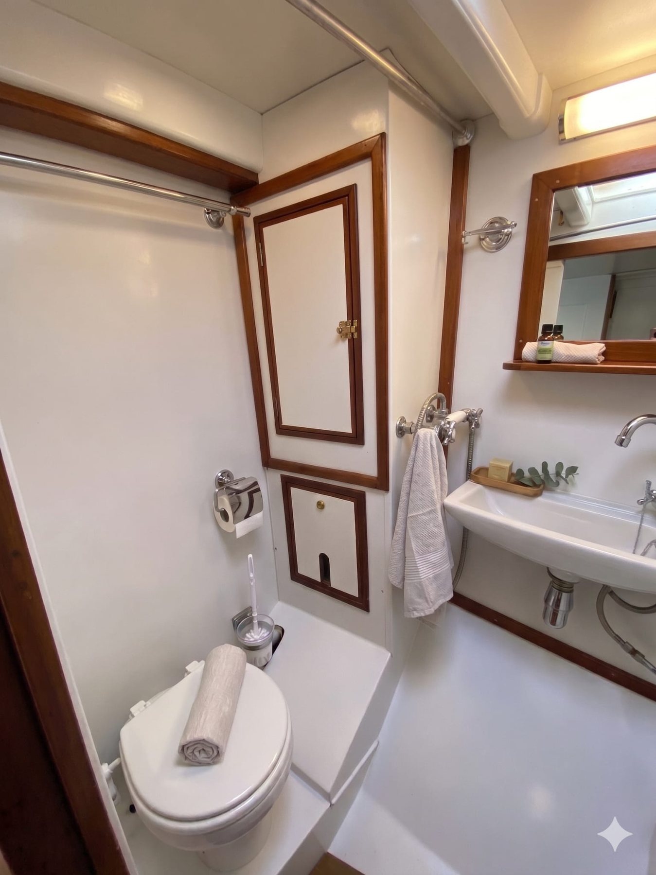 Milena bathroom detail
